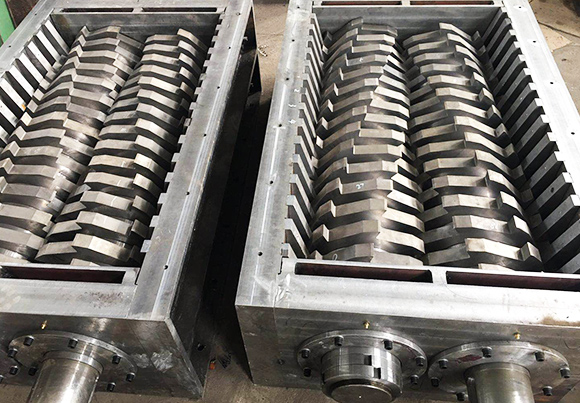 湖南某廢舊處理廠(chǎng)購(gòu)買(mǎi)撕碎機(jī)機(jī)箱